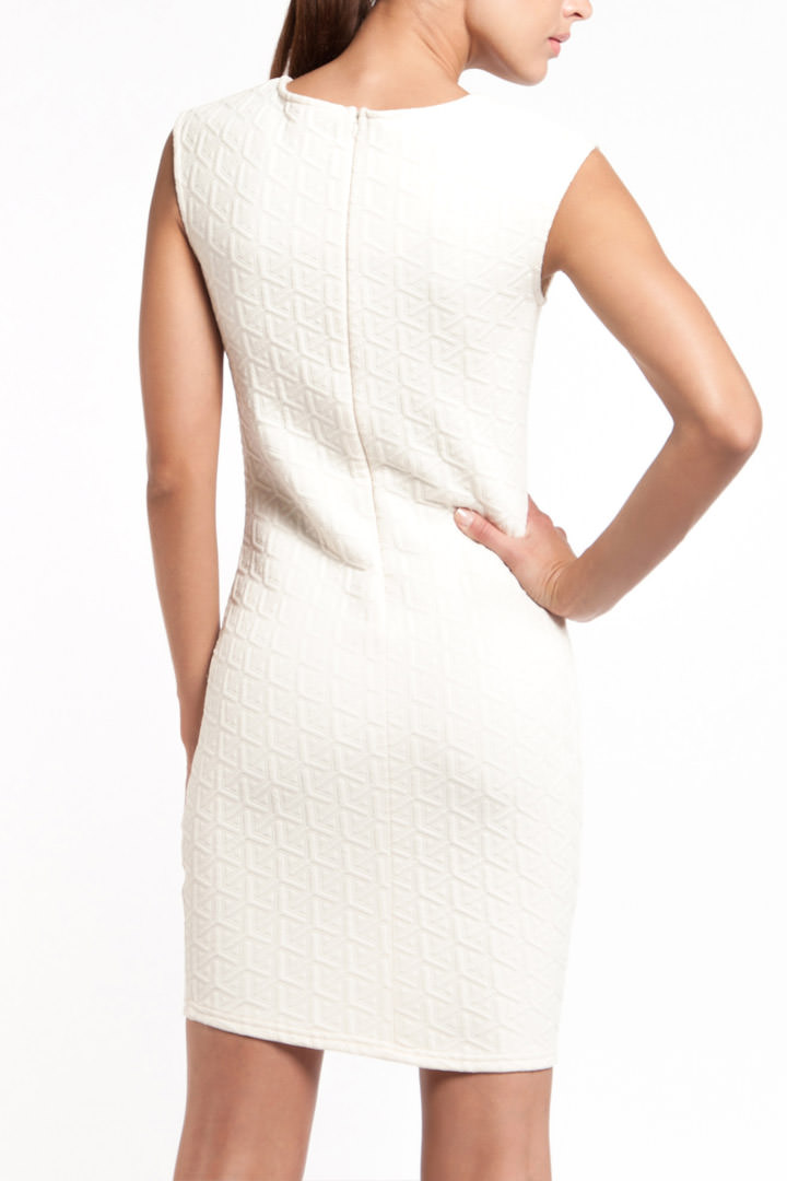 Фото товара 8033, белое платье без рукавов с фактурным рисунком
